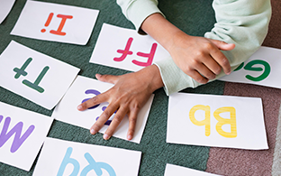 Muito além das palavras: como aprender outro idioma transforma o cérebro das crianças