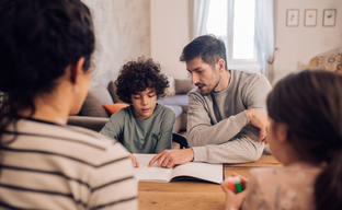 Como incentivar a autonomia nos estudos em casa sem transformar a rotina em cobrança