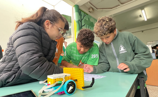 O que os alunos desenvolvem quando participam de desafios e competições escolares
