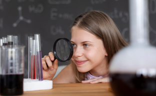 Pensamento científico na escola: por que aprender ciência vai além de encontrar respostas